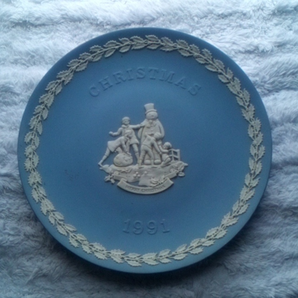 Wedgwood  1991 Blue and White Decorative Plate (Christmas 1991) - Picture 7 of 8